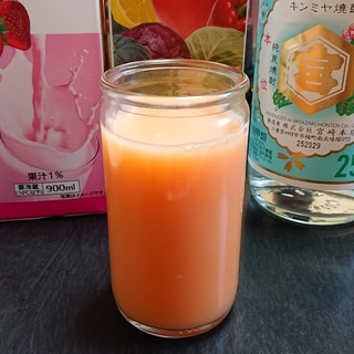 いちごオレと野菜ジュースの焼酎カクテル